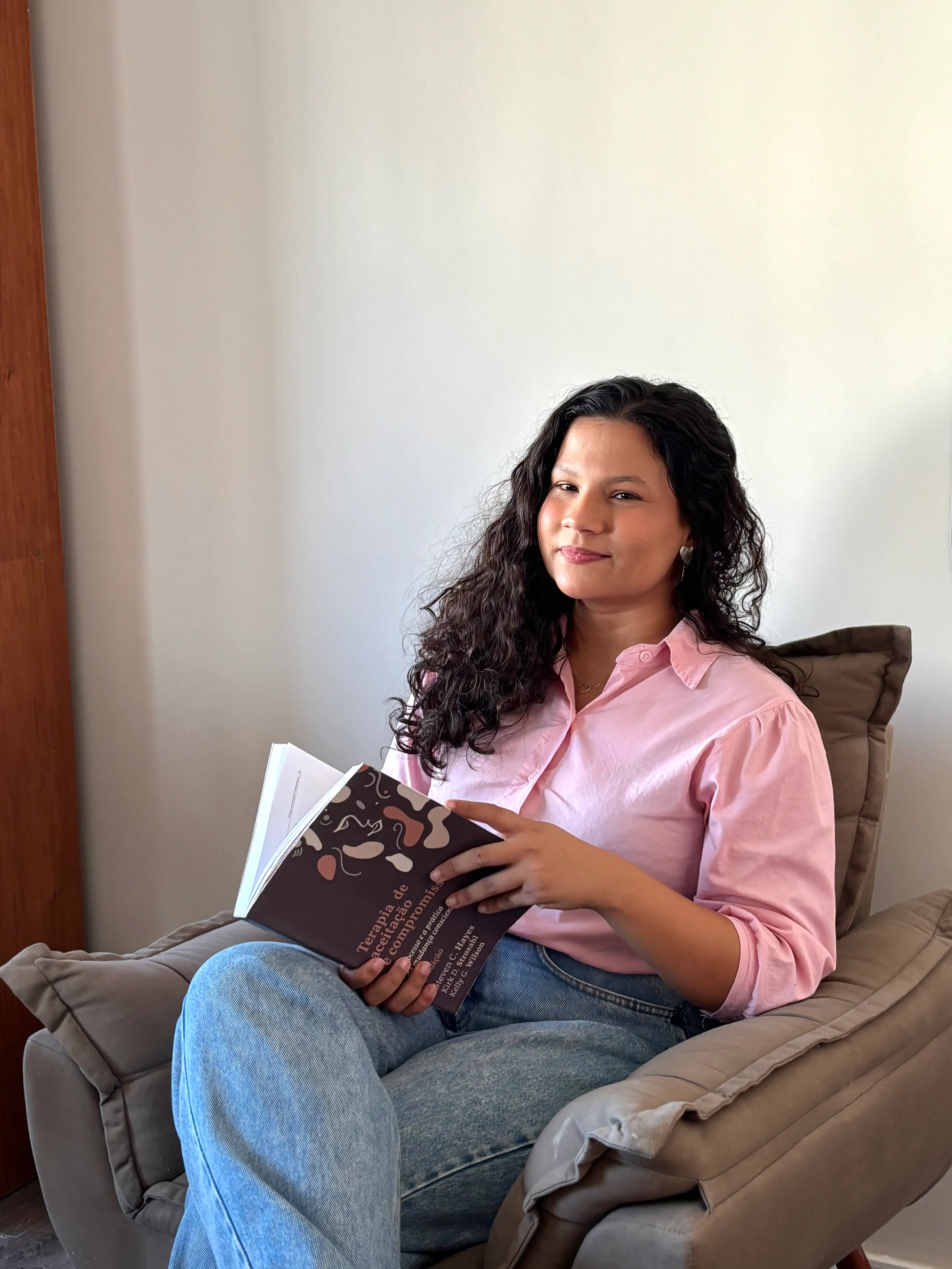 Brenda Magalhães Pereira, psicóloga, em seu consultório