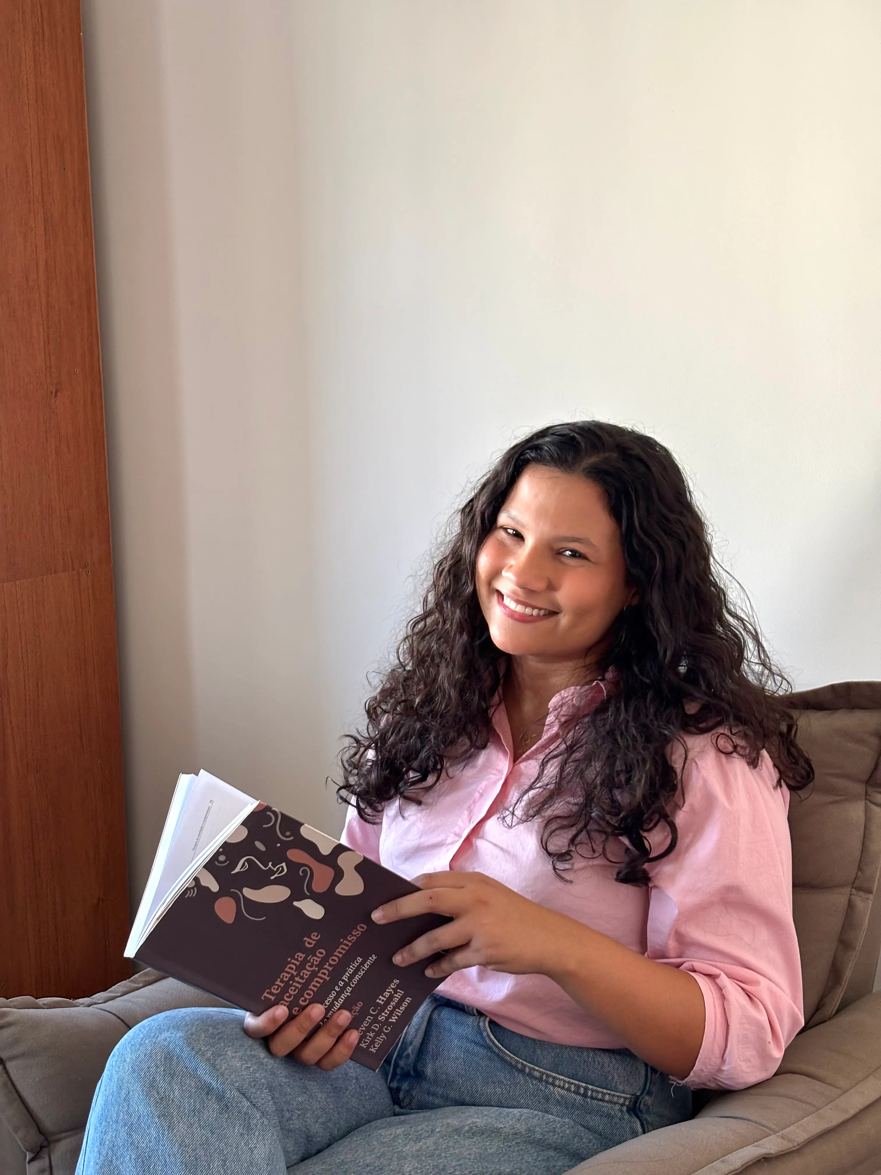 Brenda Magalhães Pereira, psicóloga, em seu consultório