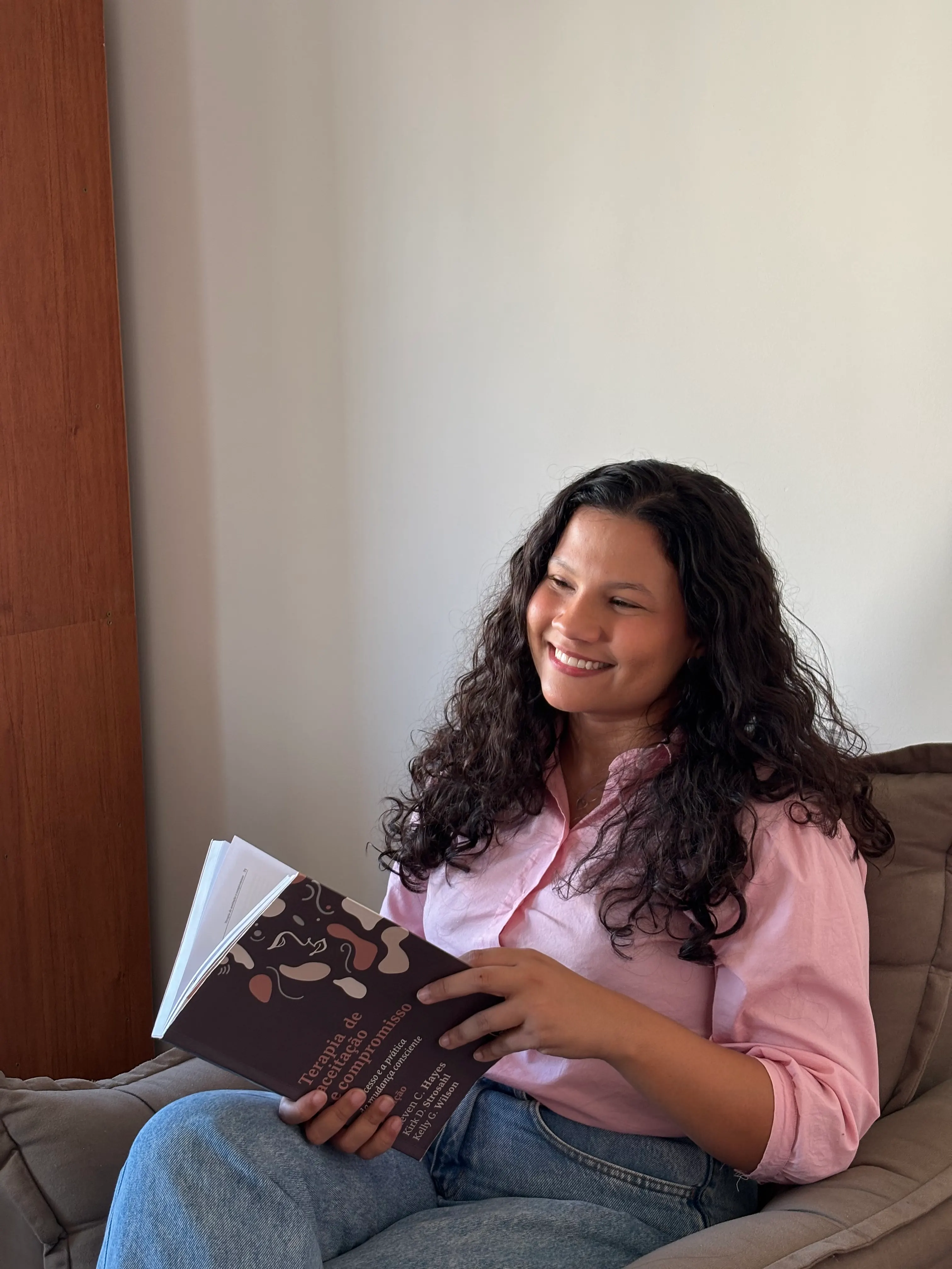 Brenda Magalhães Pereira, psicóloga, em seu consultório