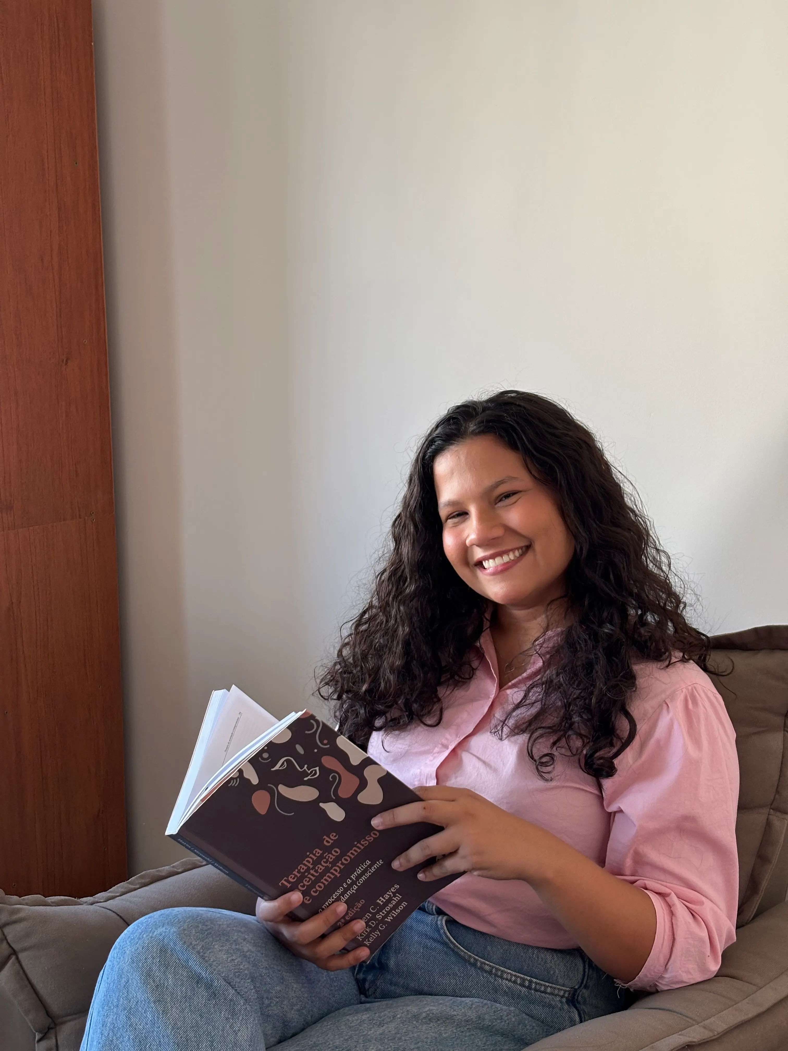 Brenda Magalhães Pereira, psicóloga, em seu consultório